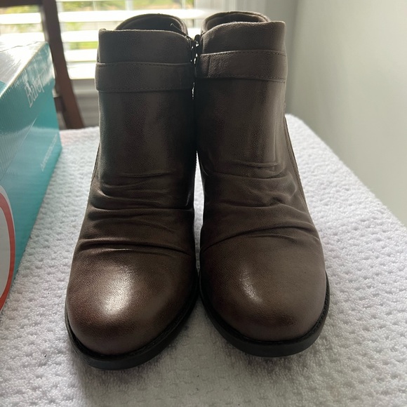 EUC bare traps ankle boots - Picture 3 of 5